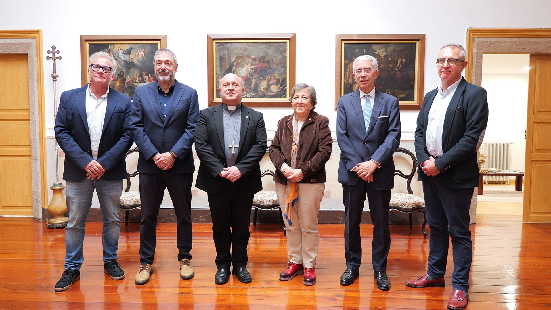 O arcebispo de Santiago e os responsables de Cáritas e COAG, na sinatura do acordo (CÁRITAS/COAG)