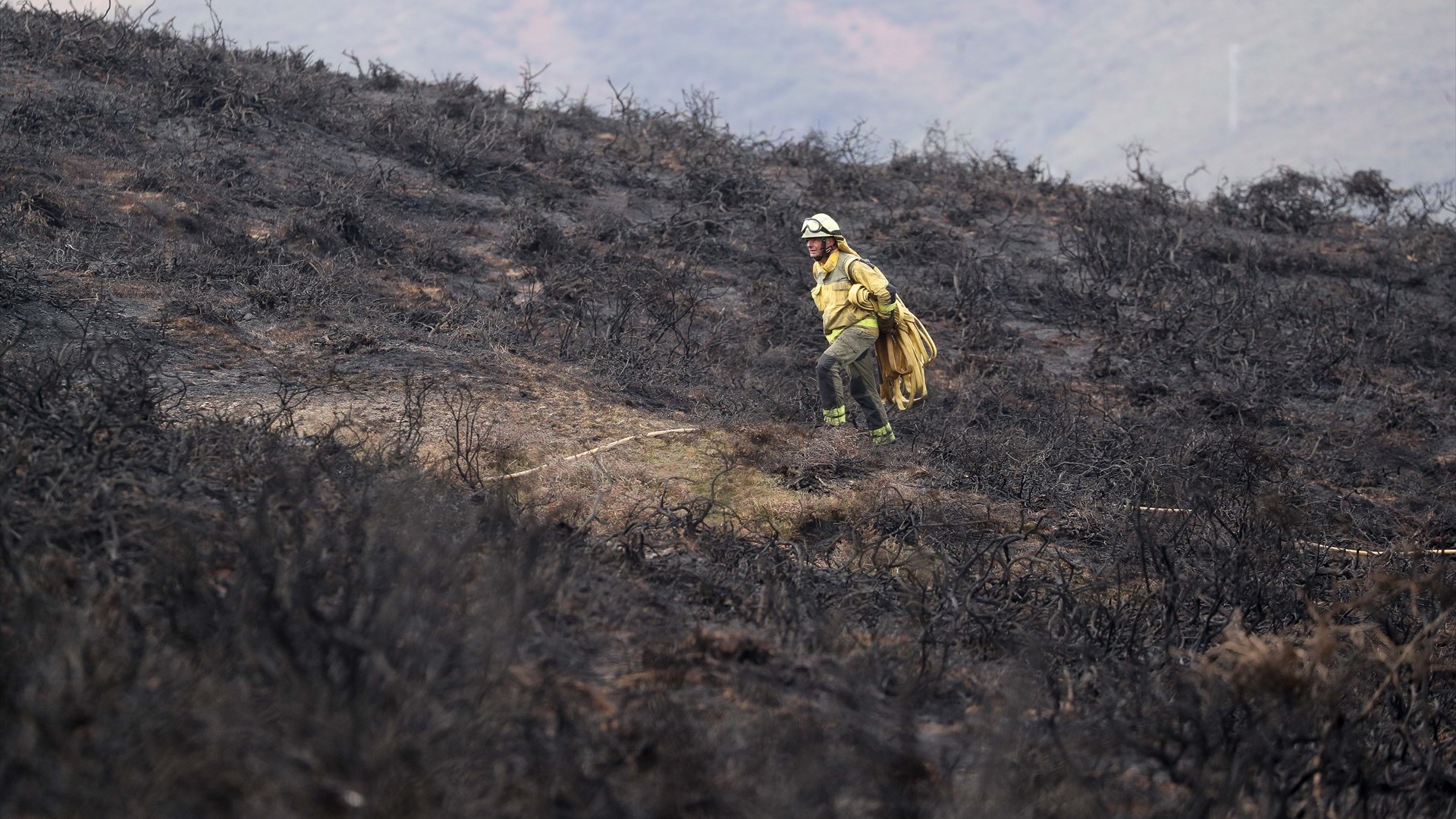 Un bombeiro no incendio da localidade lucense de Ourol que calcinou unha superficie dunhas 50 hectáreas en setembro (Carlos Castro/Europa Press)