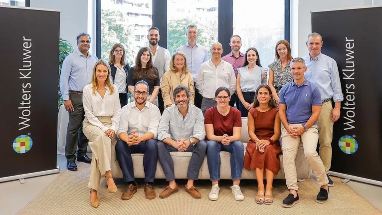 Pedro Pestana con dos empregados da empresa. Marosa