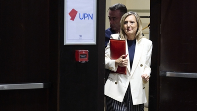 A presidenta de Unión do Pobo Navarro (UPN) Cristina Ibarrola, acode á reunión da executiva de UPN tras o pacto co PP para concorrer xuntos ás eleccións xerais do 29-N (EFE/ Iñaki Porto)
