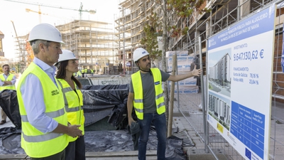 O presidente da Xunta e a conselleira de Vivenda visitaron as obras do barrio vigués de Navia (EFE/Salvador Sas)