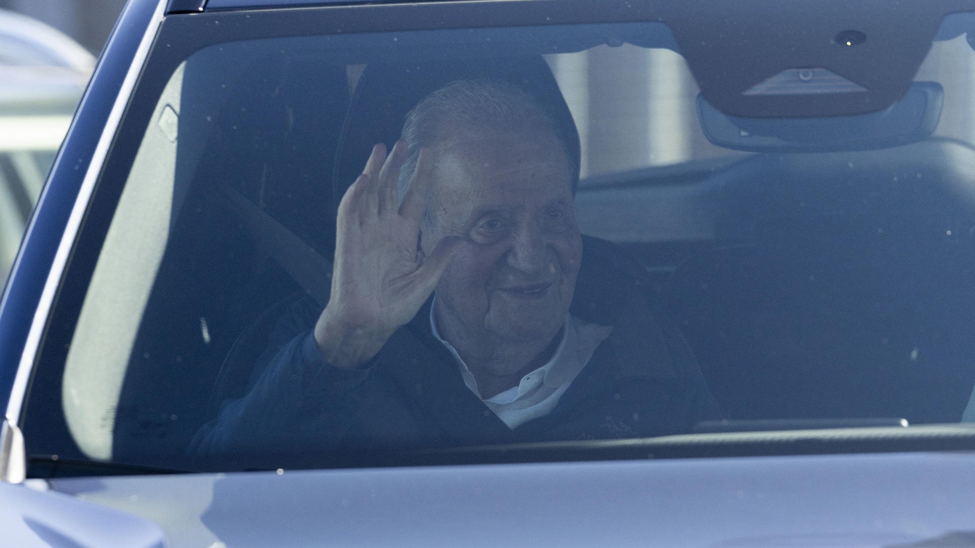 O rei Xoán Carlos I tras aterrar en Vigo. Salvador Sas/EFE.