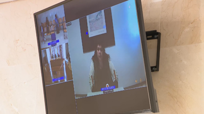 Imaxe da muller durante o xuízo declarando por vía telemática desde prisión