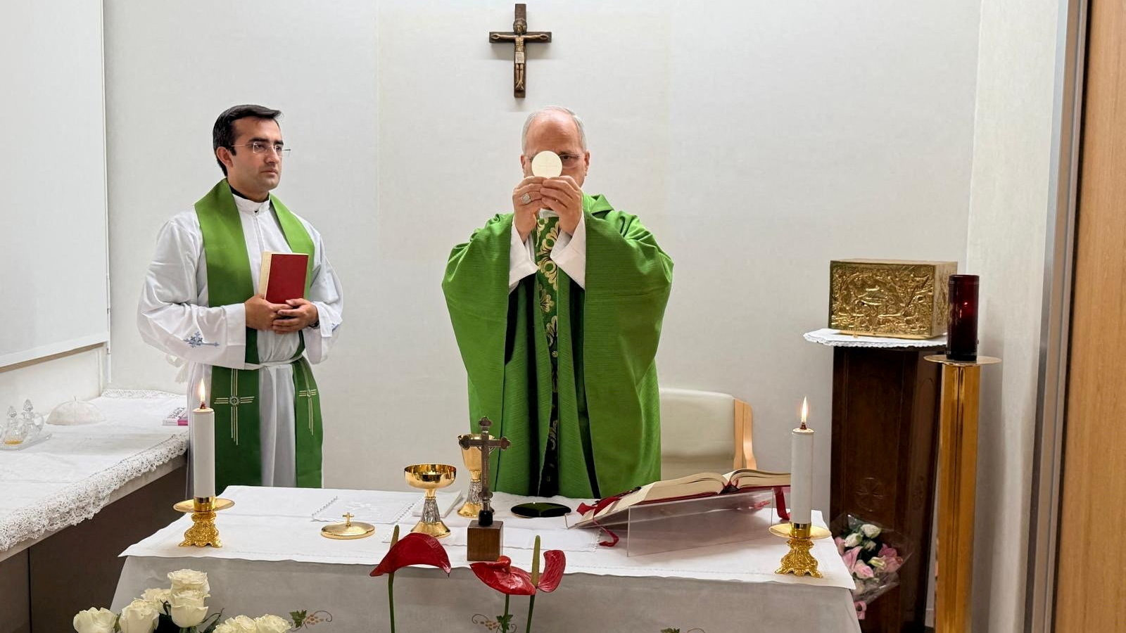 León XIV, oficiando misa no Hospital Gemelli xunto ao seu secretario (Vatican Media)