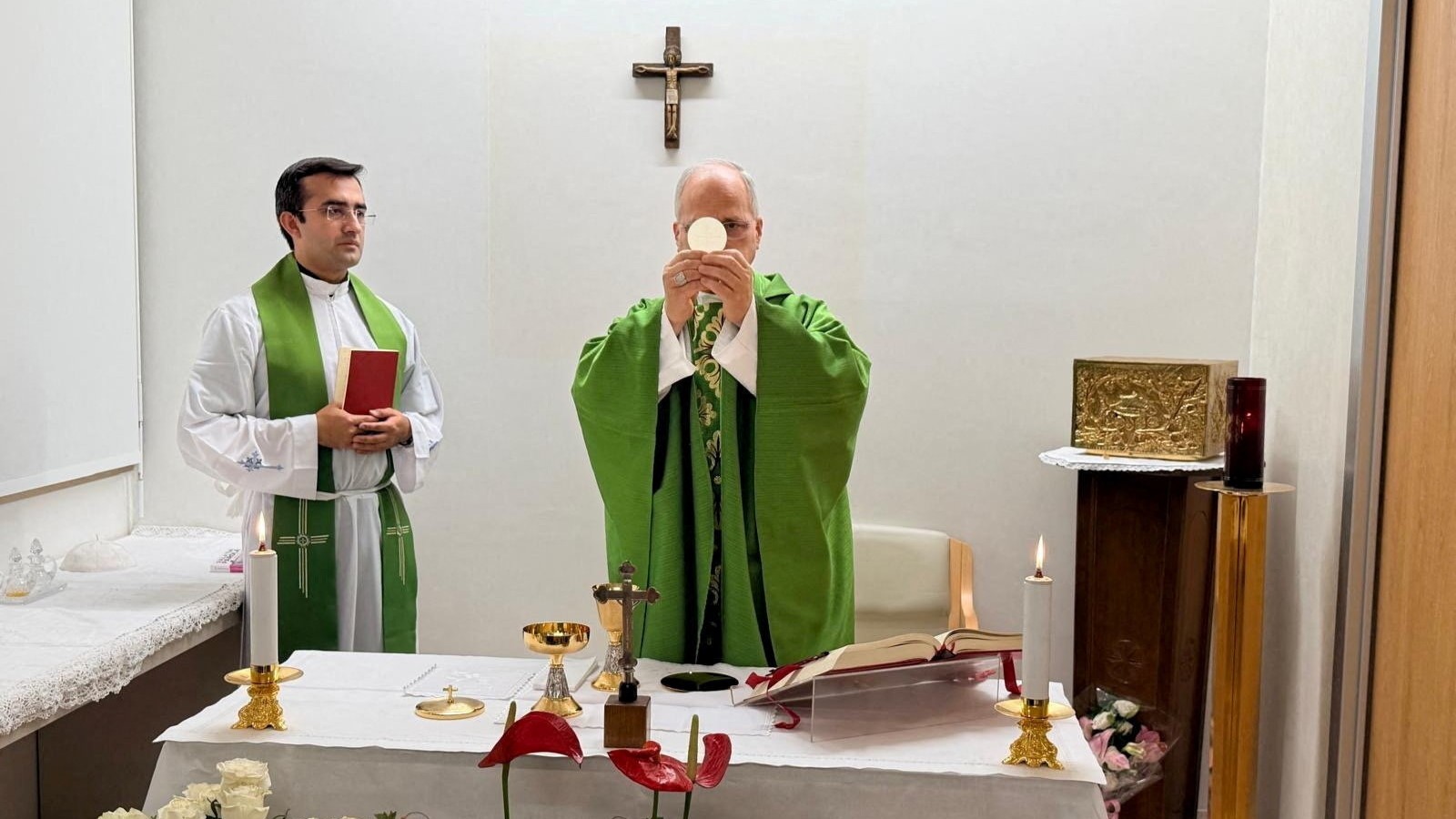 O Papa oficia unha misa no policlínico tras a operación. VATICANO vía REUTERS