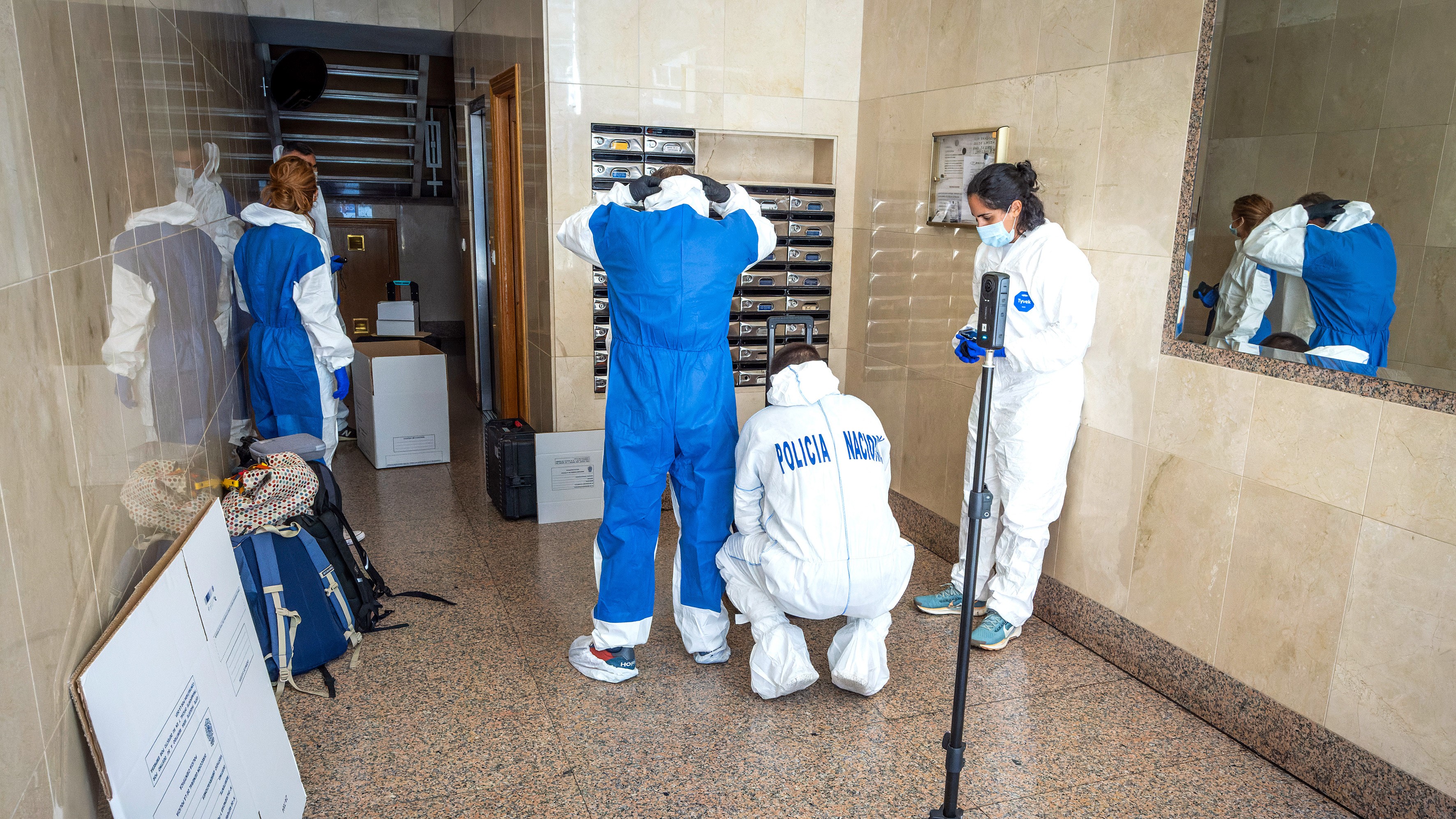 A policía científica no edificio da falecida. EUROPA PRESS/Tomás Alonso