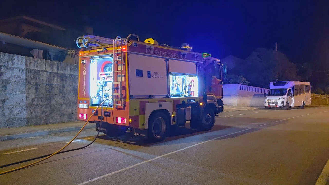A autocaravana que estaba aparcada diante non sufriu danos