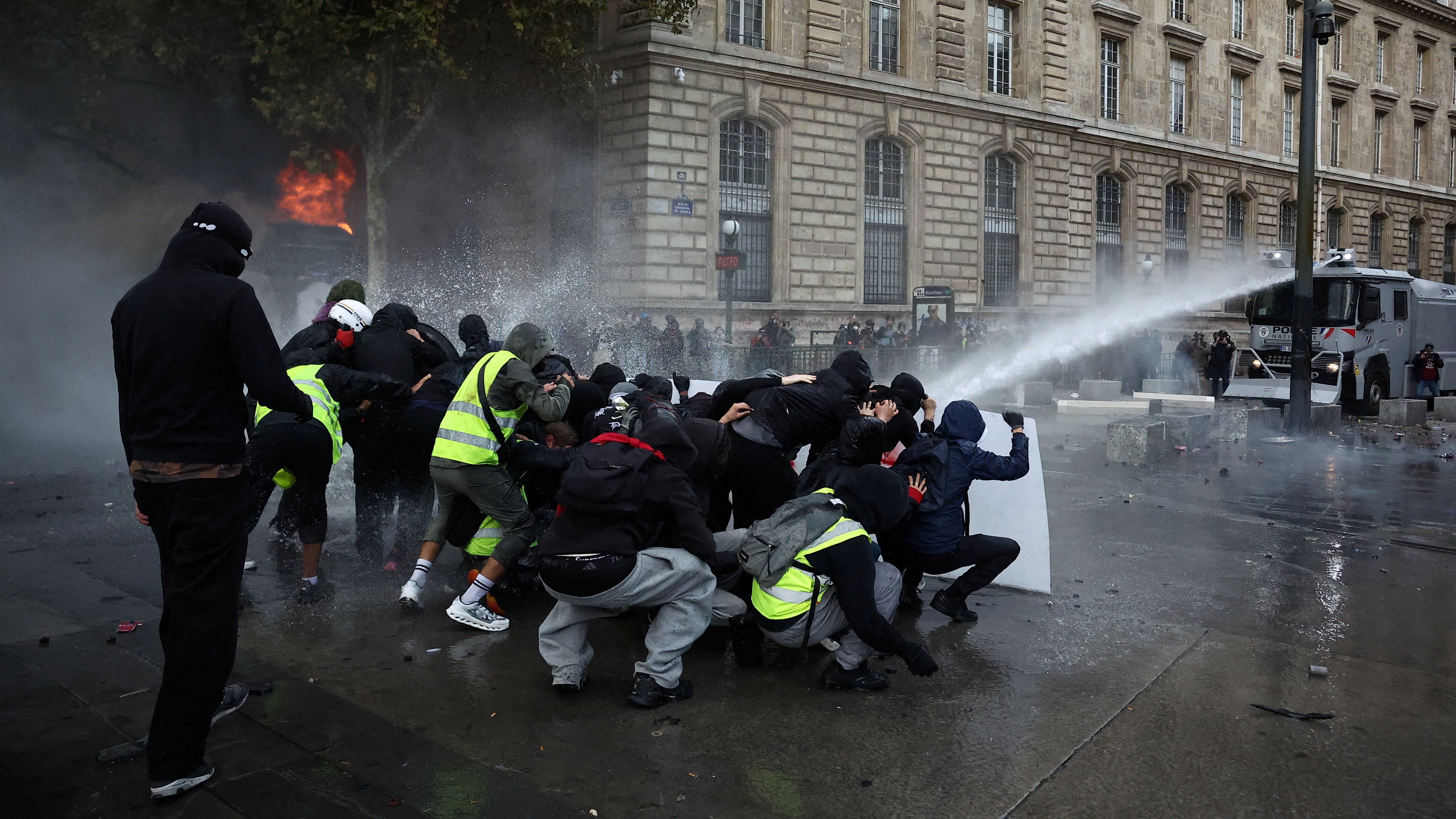 As forzas da orde usan un canón de auga na capital. REUTERS/Abdul Saboor