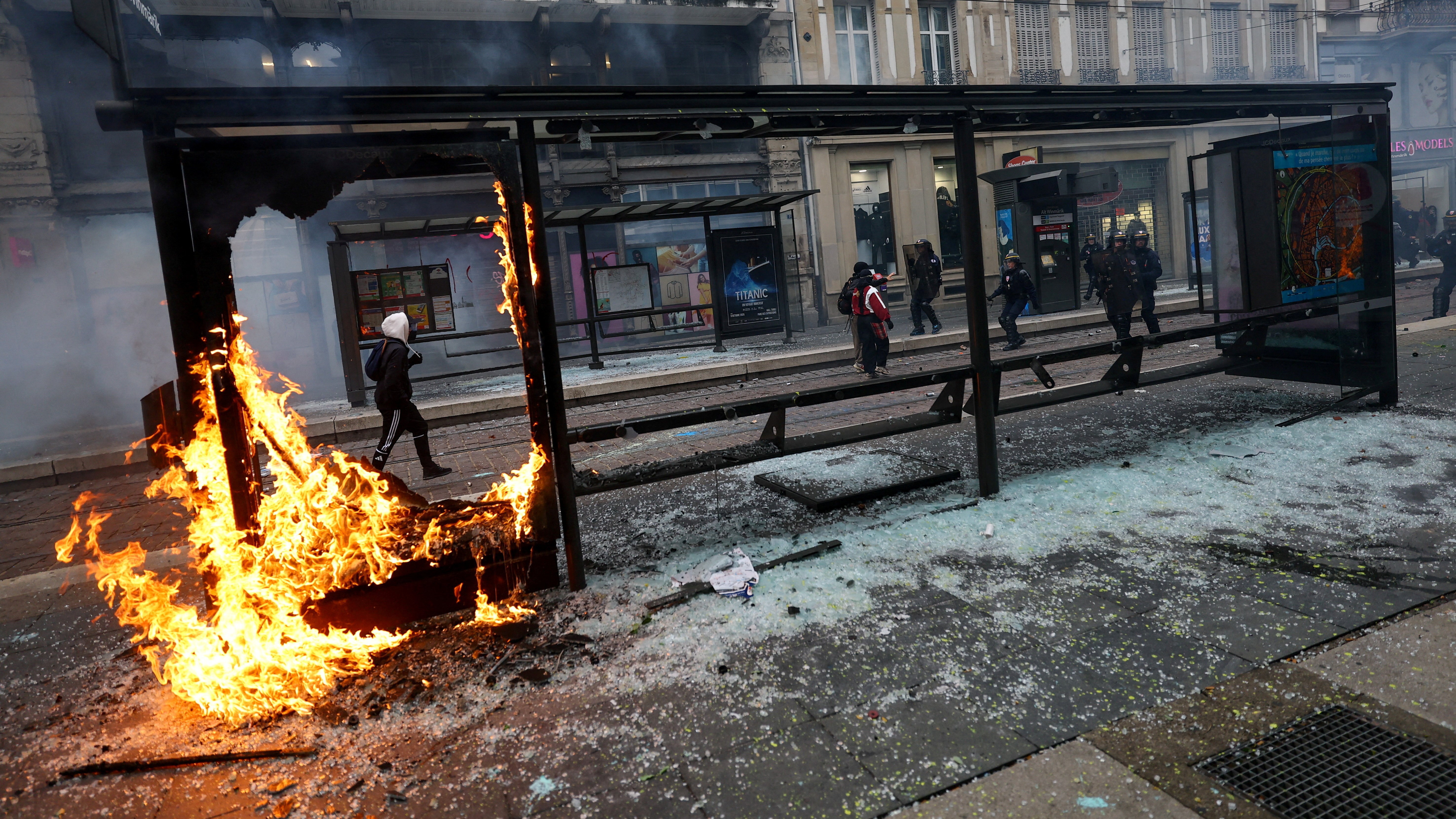 Unha parada do tranvía incendiada en Estrasburgo. REUTERS/Kai Pfaffenbach