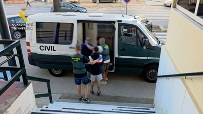 Un dos detidos na operación. FOTO: Garda Civil
