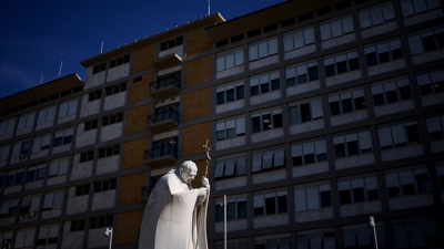 Estatua de San Paulo II no hospital Gemelli. REUTERS/Guglielmo Mangiapane