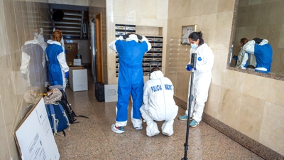 A policía científica no edificio da falecida. EUROPA PRESS/Tomás Alonso