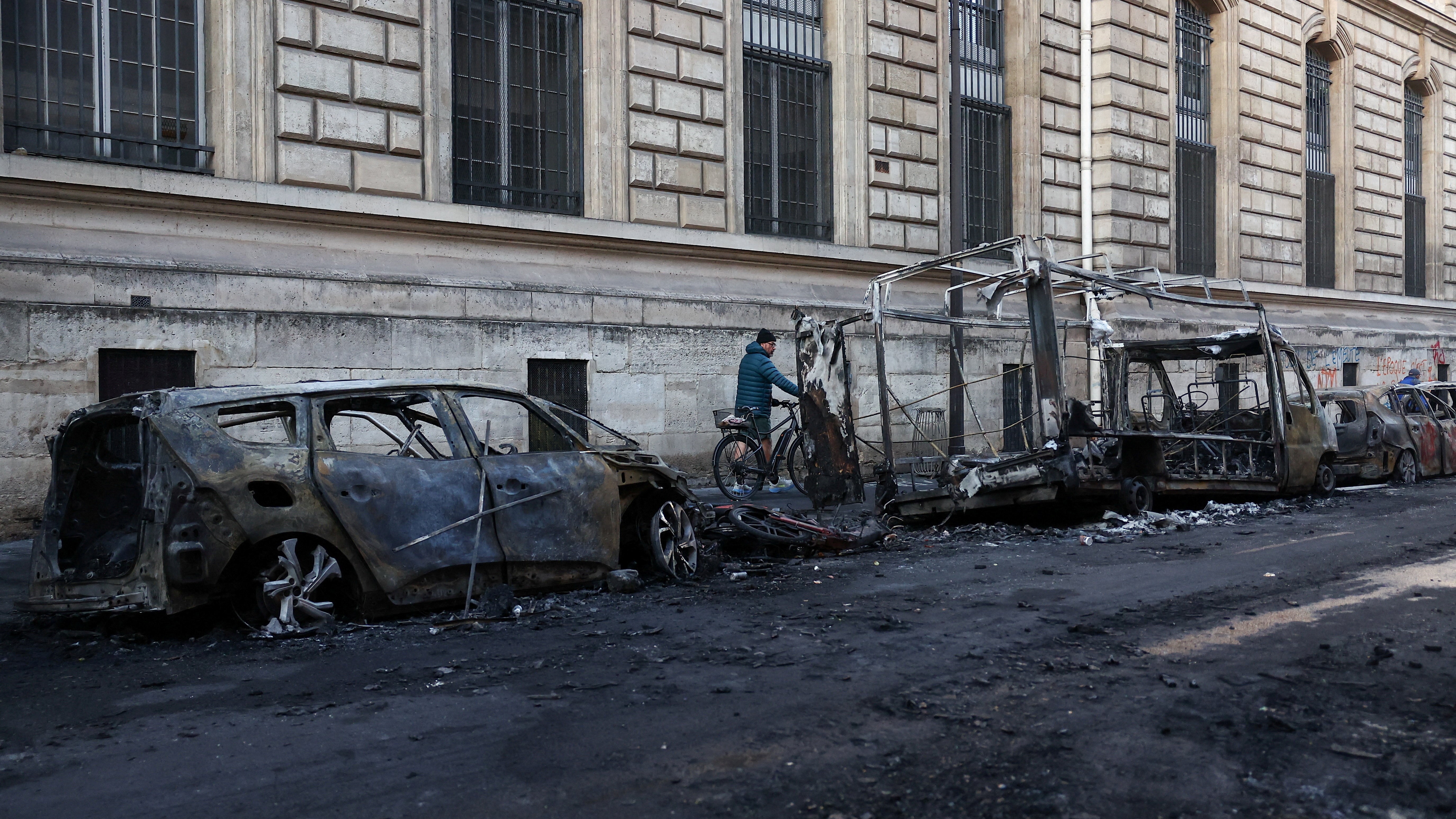 Vehículos queimados en París. REUTERS/Abdul Saboor