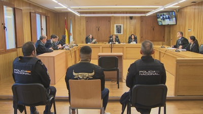 O presunto autor dos feitos acudiu á sala custodiado polas forzas de seguridade
