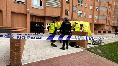 Os sanitarios atenden á muller na vía pública. Emerxencias Madrid