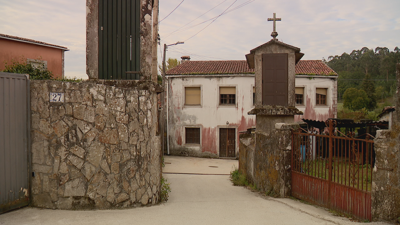 Na imaxe, a vivenda sinalada polos veciños de Laraño como punto de venda de droga na aldea de Pardiñas