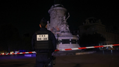 Un axente fai garda esta madrugada na praza da República de París (Abdul Saboor / Reuters)