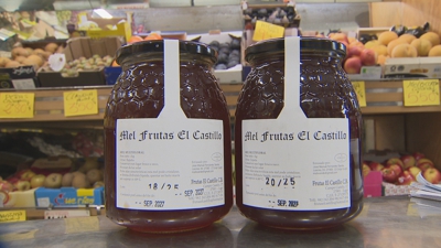 Mel á venda nunha tenda do centro de Lugo, envasado por un apiculor profesional do Corgo