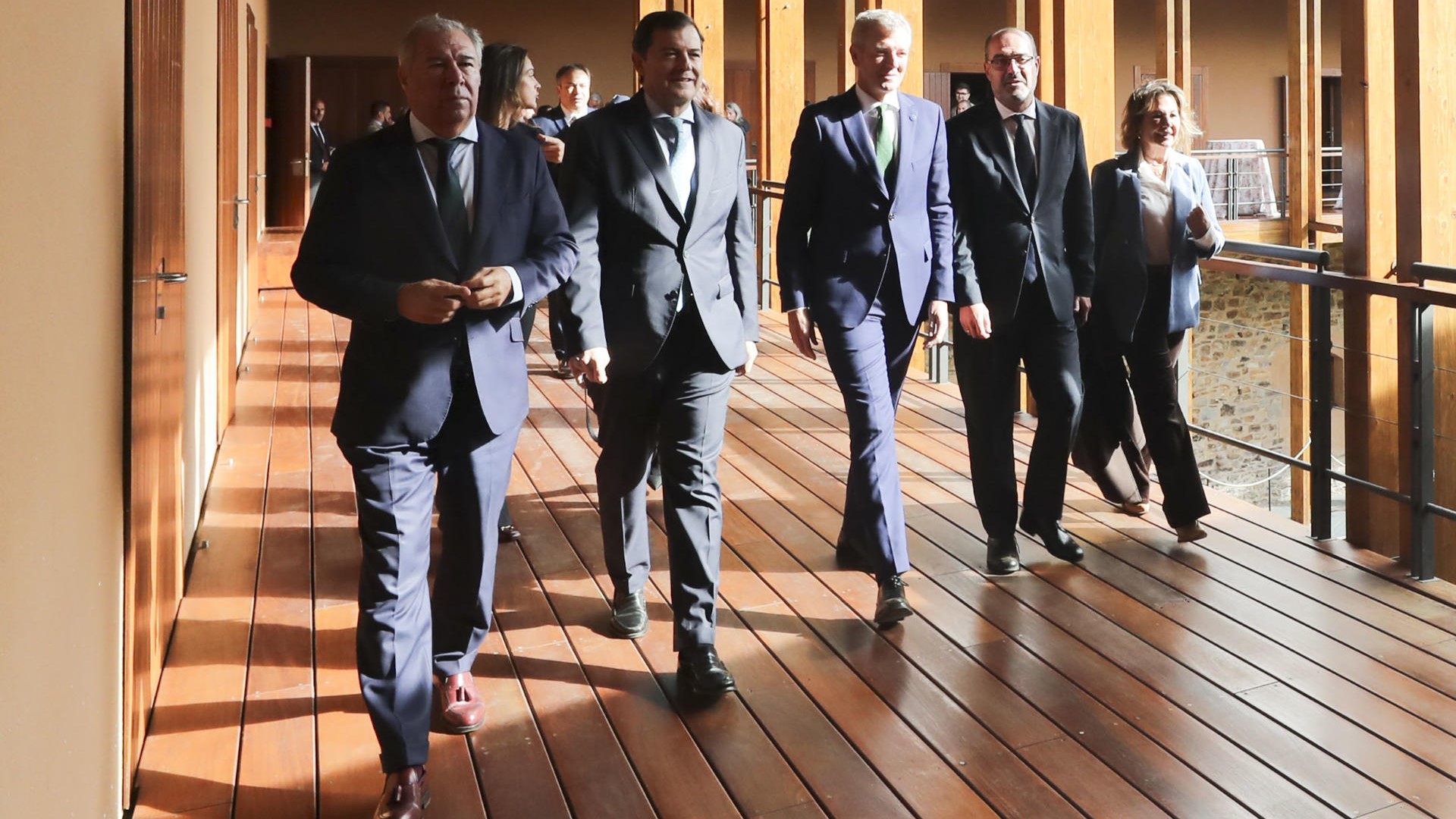 O presidente da Xunta e o de Castela e León antes de participar no encontro. EFE.