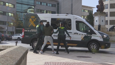 O acusado, en prisión preventiva, abandona a Audiencia Provincial de Lugo custodiado pola Garda Civil
