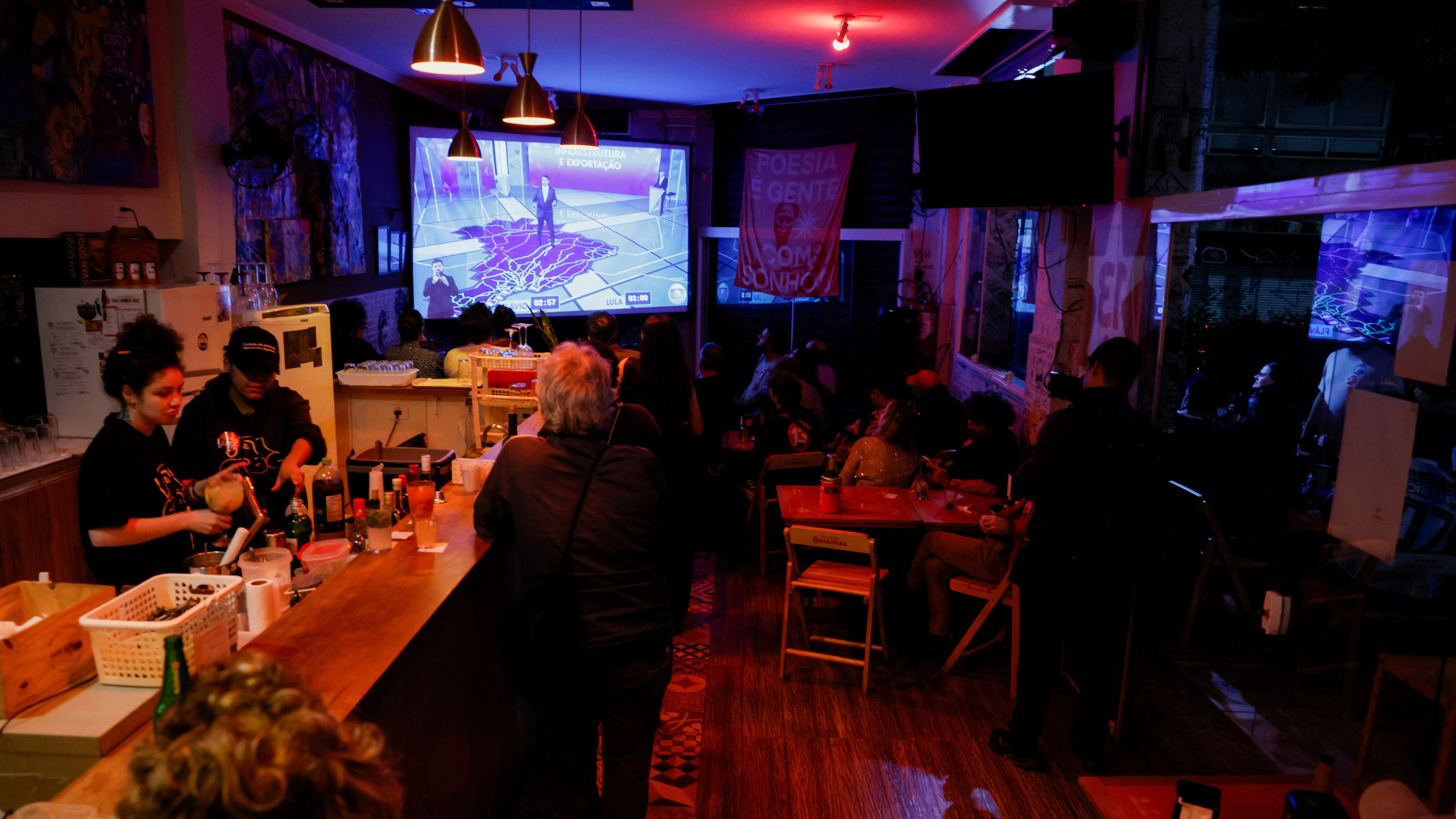 O debate posto na televisión dun bar en São Paulo. REUTERS/Brian Snyder