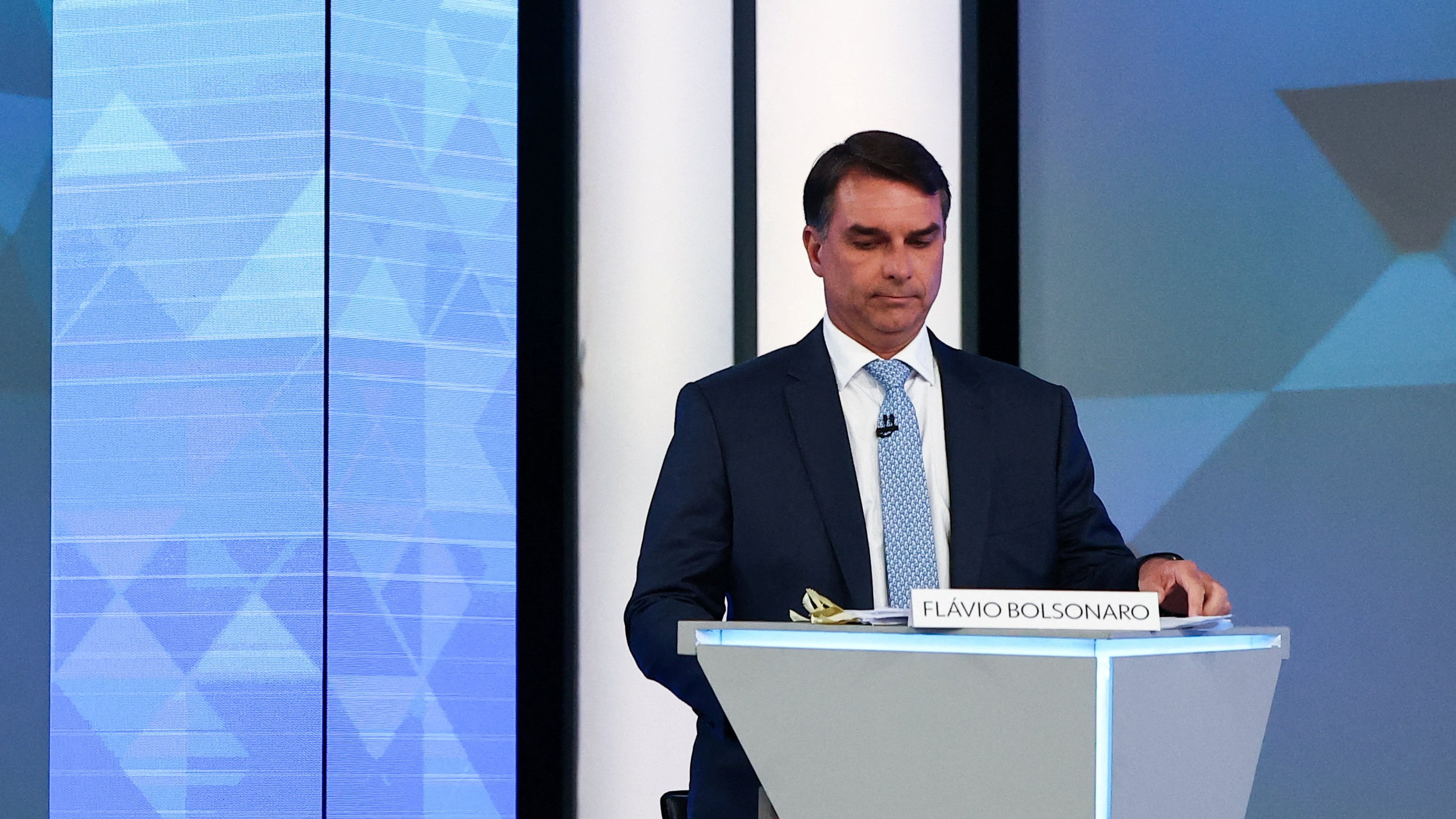 Flávio Bolsonaro nun momento do debate. REUTERS/Agustin Marcarian
