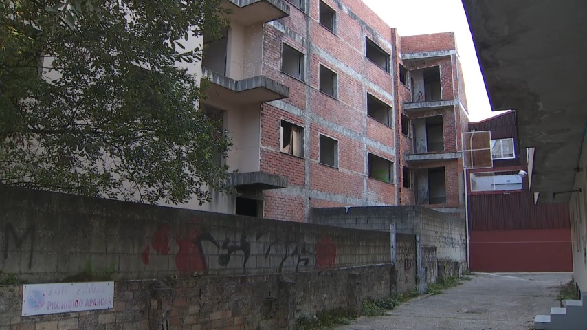 O edificio ocupado na rúa Atranco