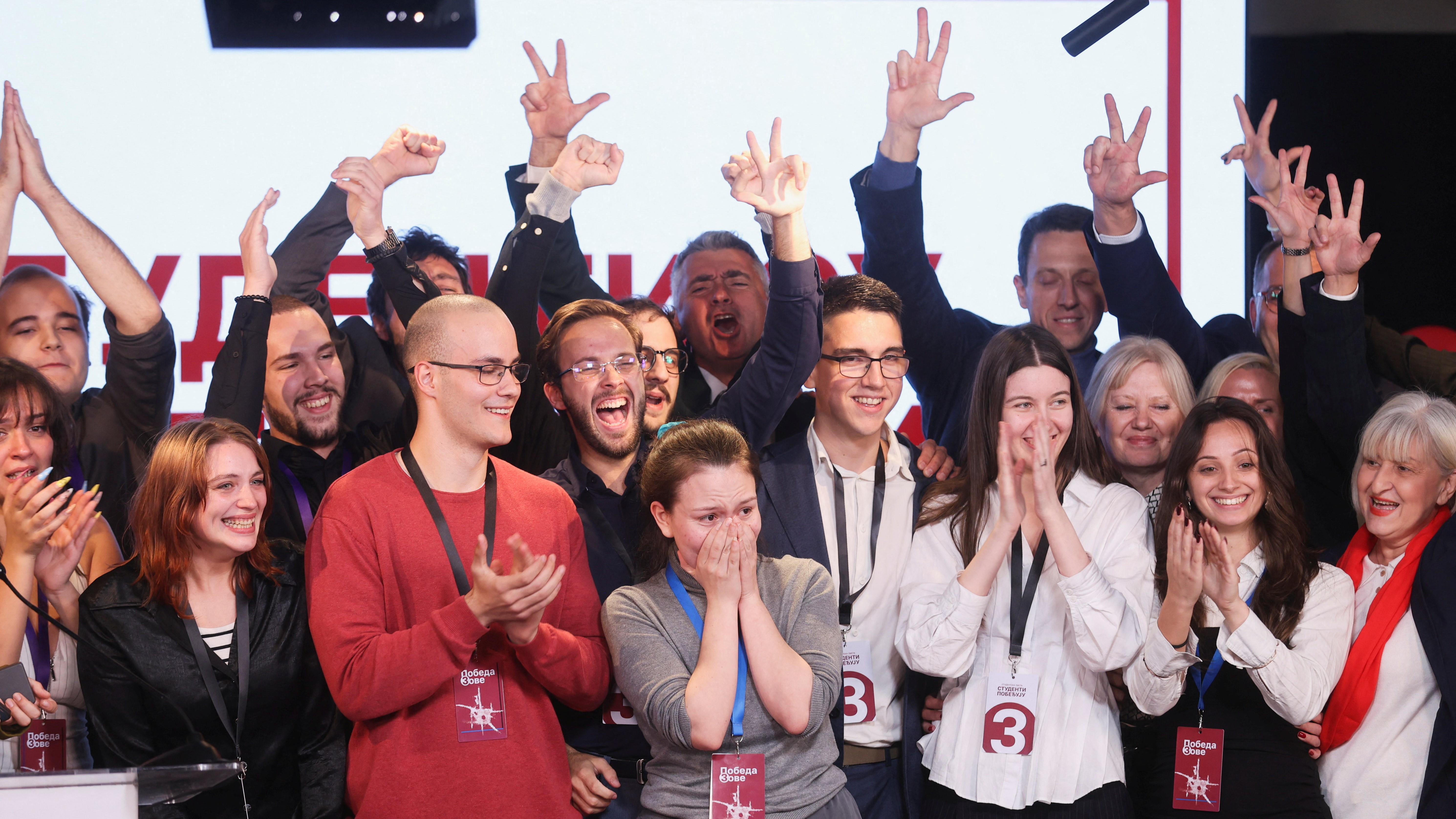 A Lista de Estudantes celebra os resultados. REUTERS/Djordje Kojadinovic