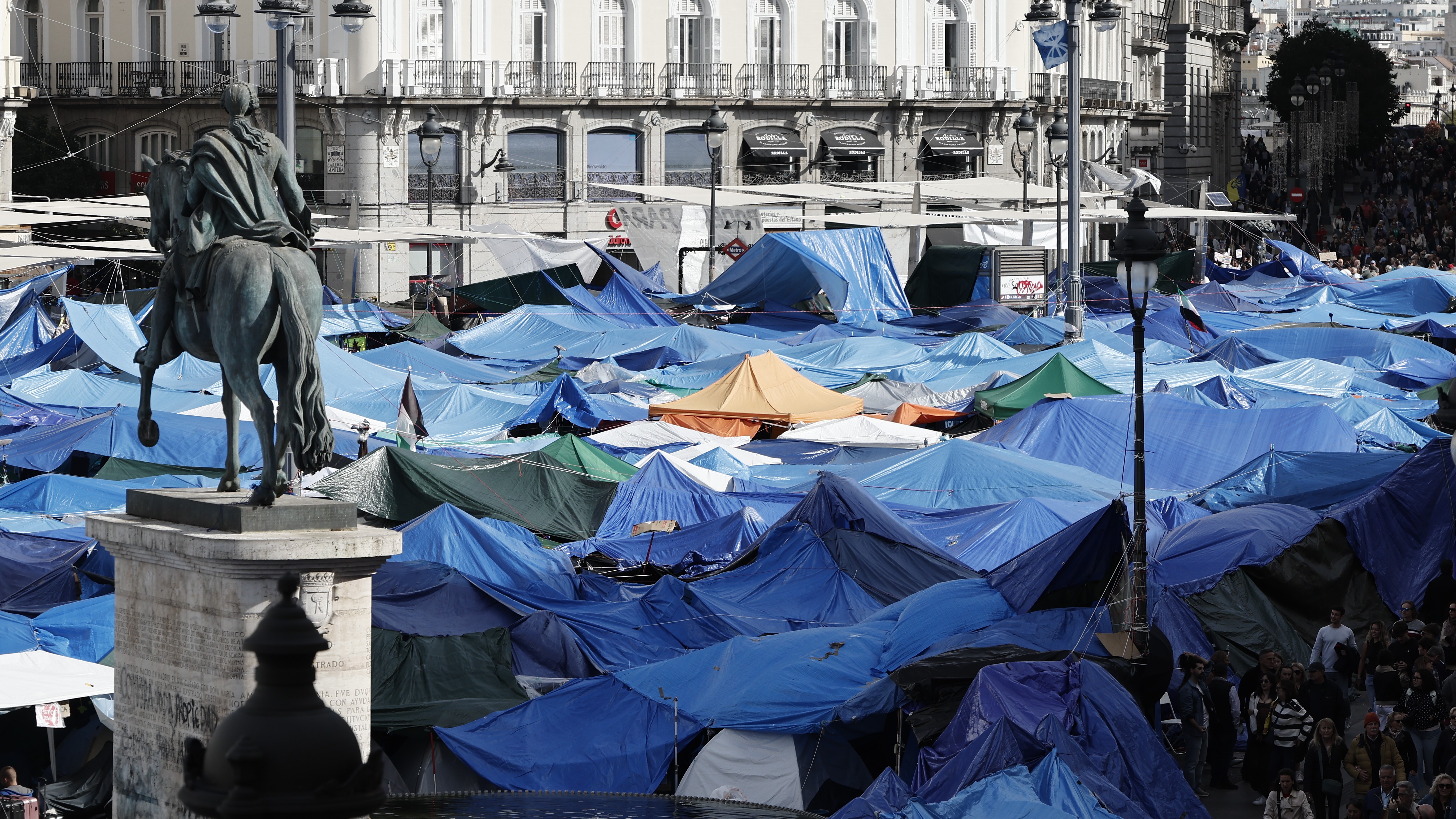 Vista da acampada na Porta do Sol de Madrid. (EFE/ Sergio Perez)