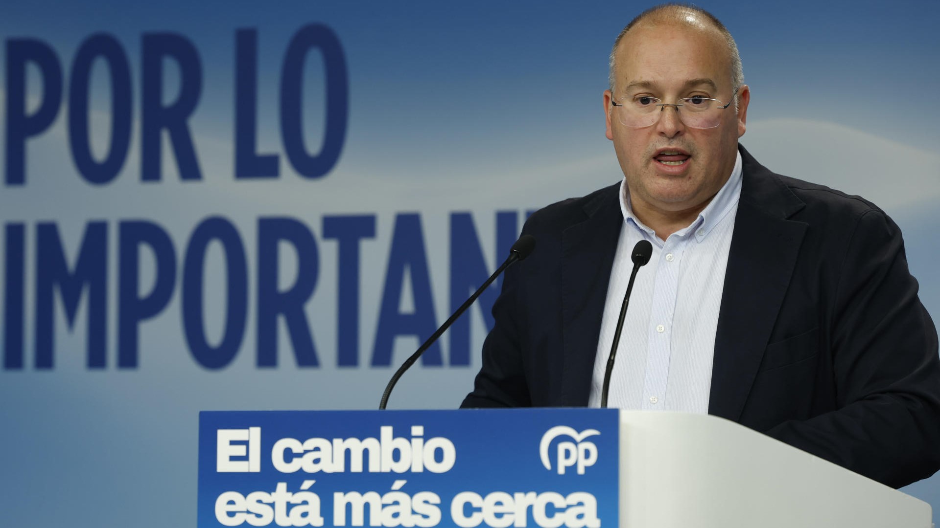 O secretario xeral do PP, Miguel Tellado, anuncia o acordo con Vox no Senado (EFE/JJ Guillén)