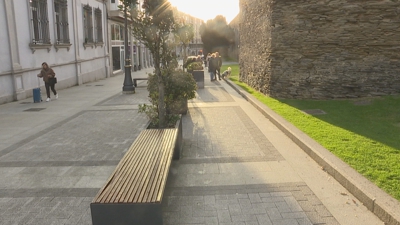 Banco moderno nun tramo peonil da lugguesa rolda da Muralla