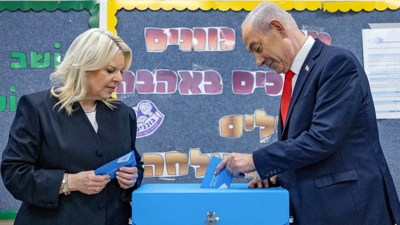 O primeiro ministro Benjamin Neyanyahu deposita o seu voto xunto a súa muller Sara (Yonatan Sindel/Pool via Reuters)