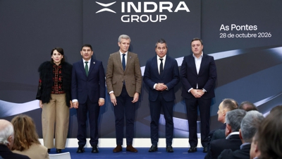 A conselleira de Economía, o delegado do Goberno, o presidente da Xunta, o conselleiro delegado de Indra e o alcalde das Pontes. EFE
