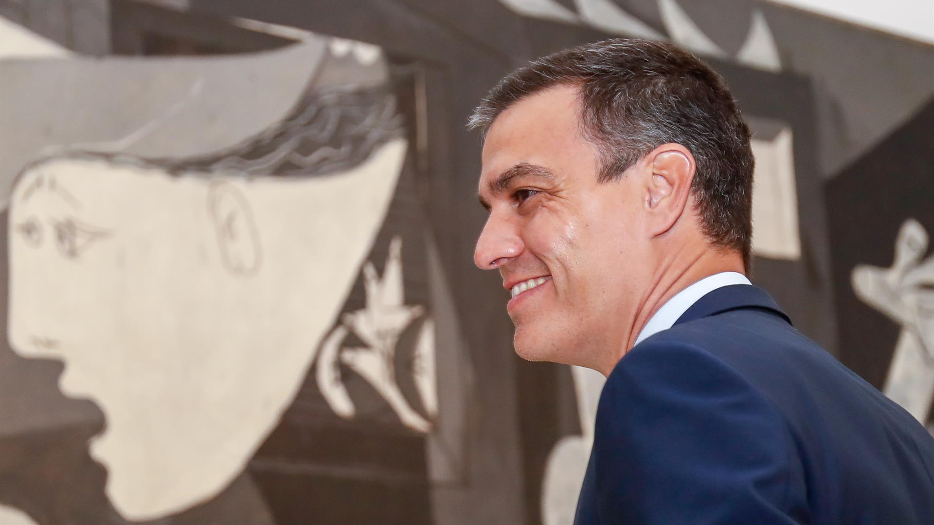 Pedro Sánchez, durante a súa visita ao Museo Reina Sofía, xunto á obra 'Guernica' . Imaxe de arquivo - EUROPA PRESS/O.BARROSO
