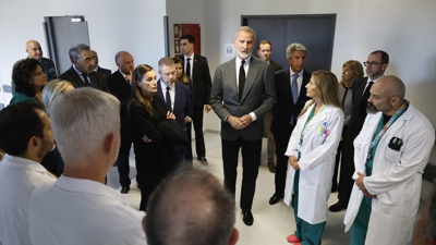 Os reis co persoal médico do Hospital Universitario de Toledo. EFE/ Casa Real