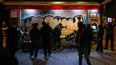A policía rexistra varios mozos en Barcelona. (Kike Rincón. Europa Press)