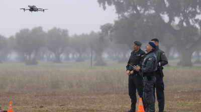 A garda Civil continúa a busca de novos restos biolóxicos . EFE/Jesus Monroy